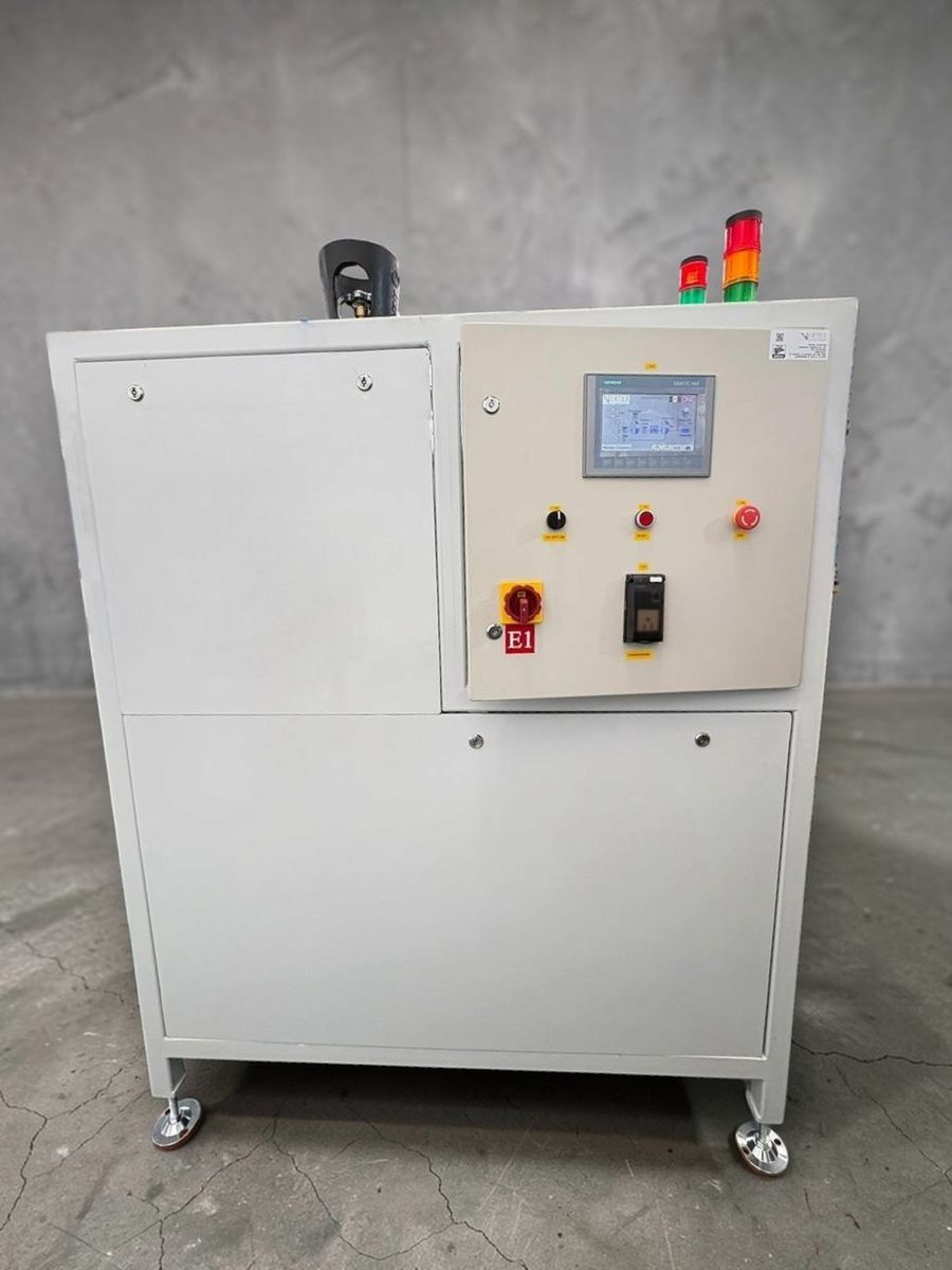 Gabinete blanco de la extractora de helio con panel de control y torreta