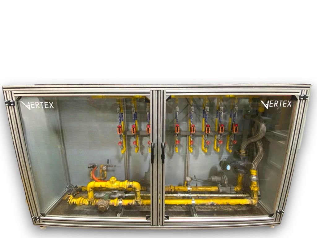 Panel de aluminio y acrílico con líneas de gas amarillas, válvulas y reguladores