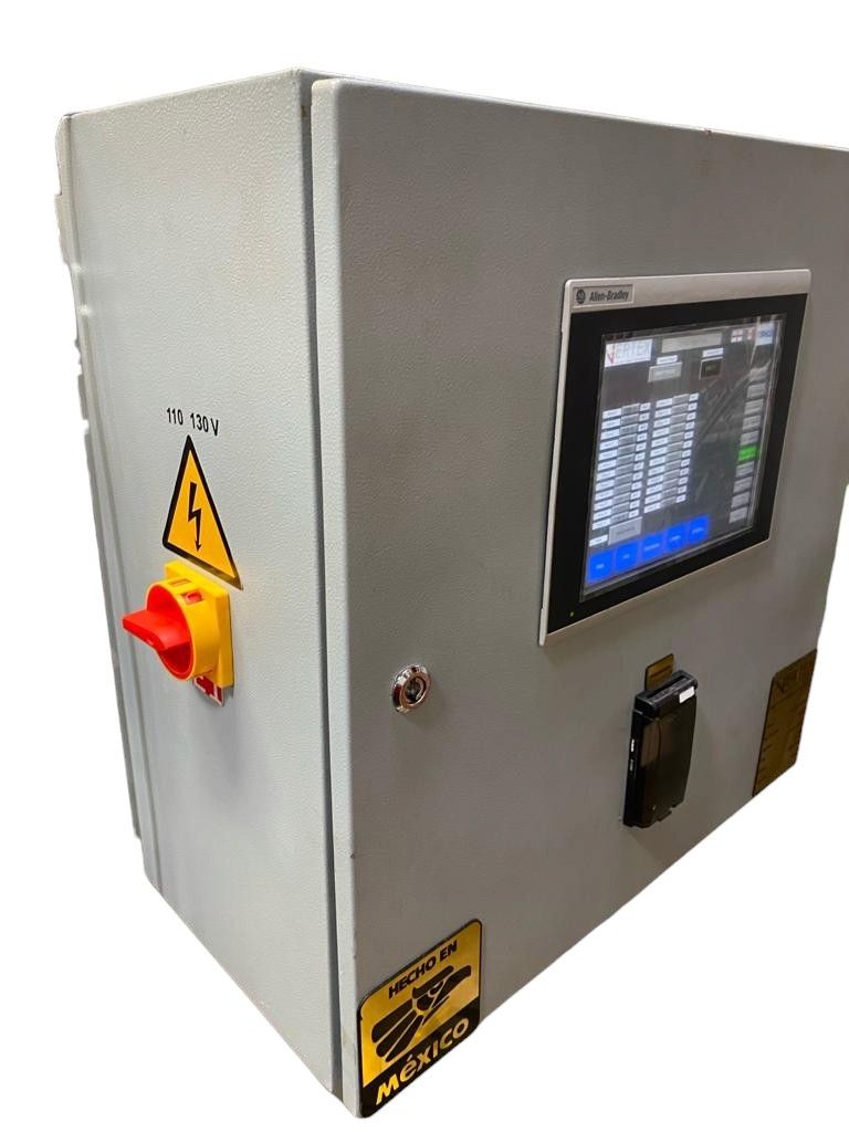 Tablero eléctrico gris con HMI y seccionador rojo